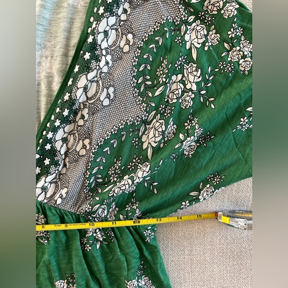 Lux Green V-Neck Top. Size small - Picture 7 of 9